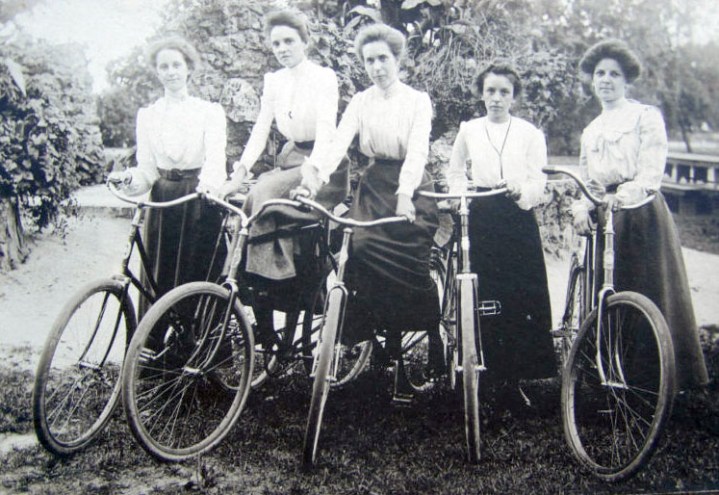 Women_bicycle_1901